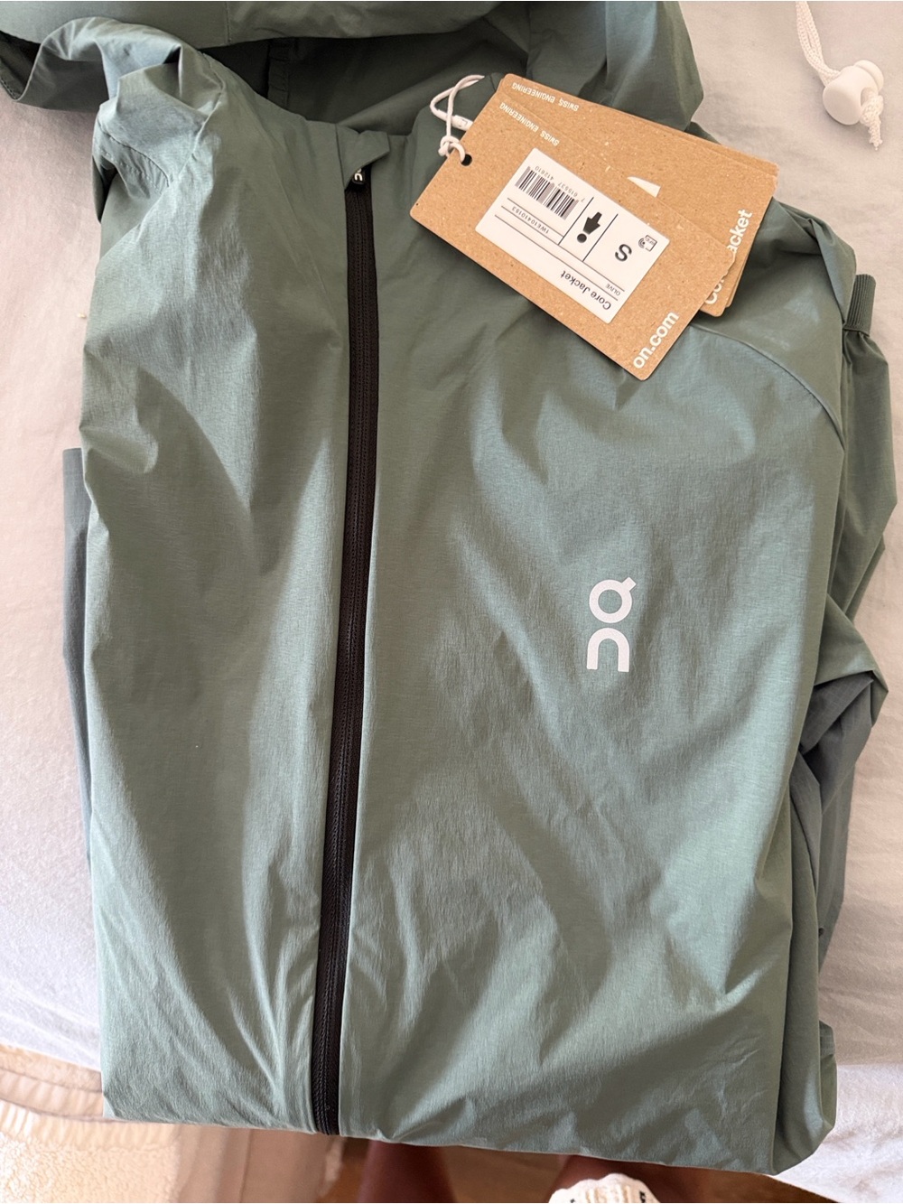 On CORE JACKET- Running Lightweight Hooded Jacket in Olive green - Picture 5 of 6